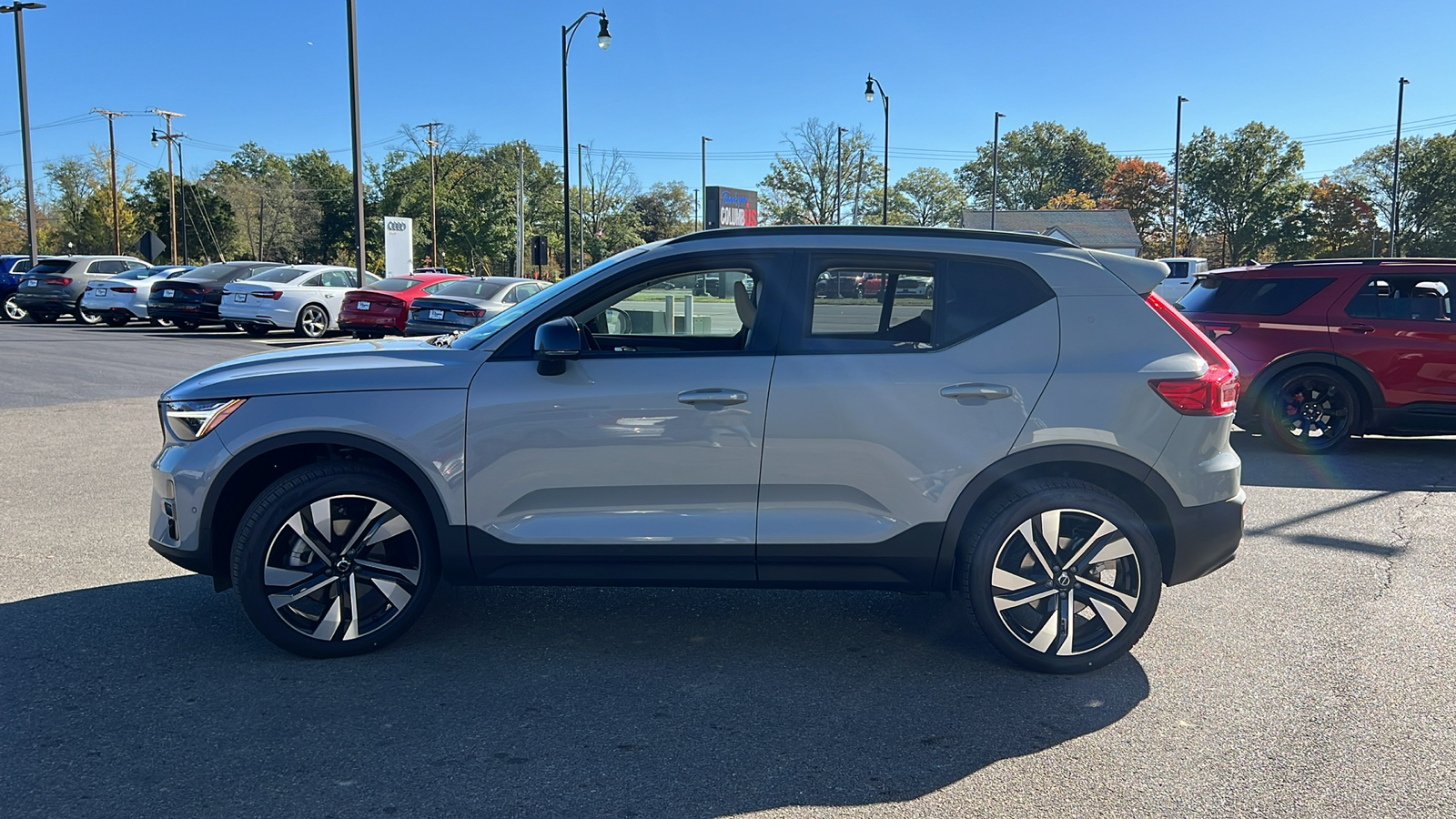 2025 Volvo XC40 B5 Plus Dark Theme 5