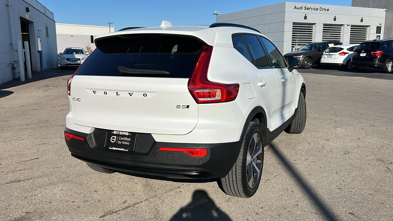 2023 Volvo XC40 B5 Plus Dark Theme 3