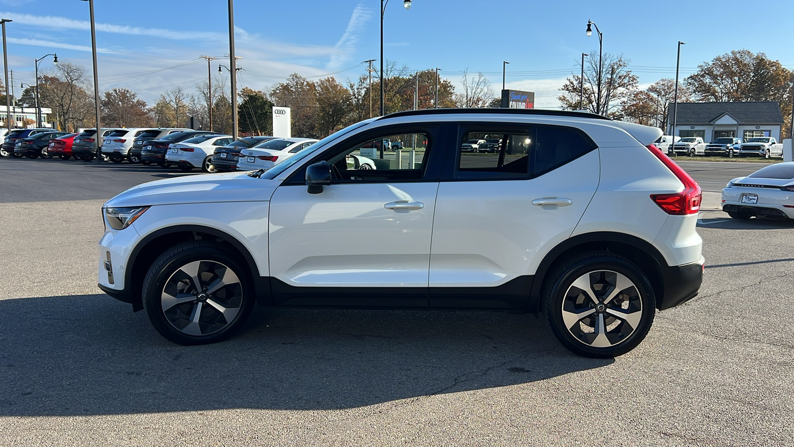 2023 Volvo XC40 B5 Plus Dark Theme 5