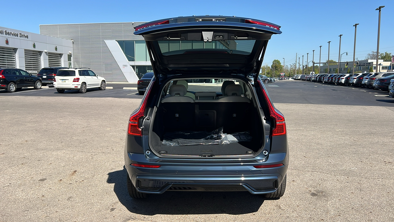 2025 Volvo XC60  32