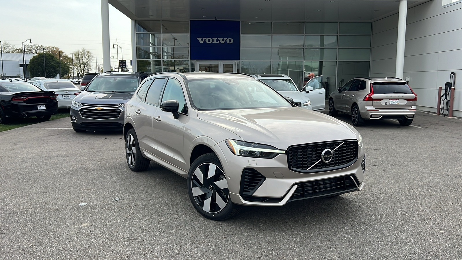 2025 Volvo XC60 Plug-In Hybrid T8 Plus 1