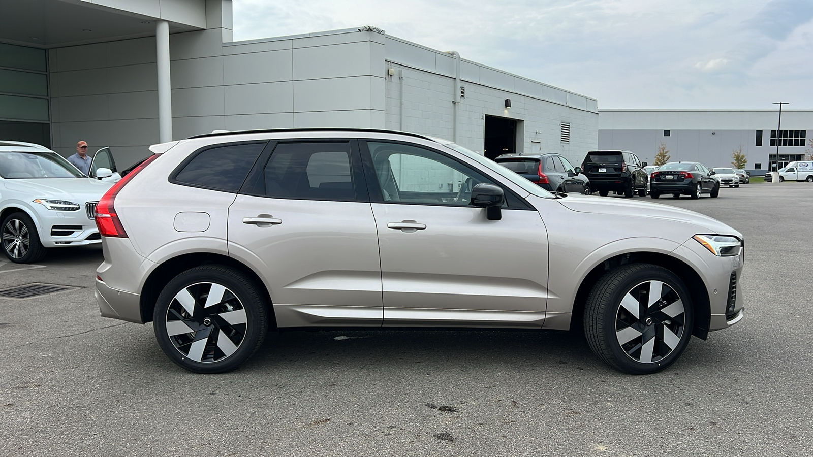 2025 Volvo XC60 Plug-In Hybrid T8 Plus 2