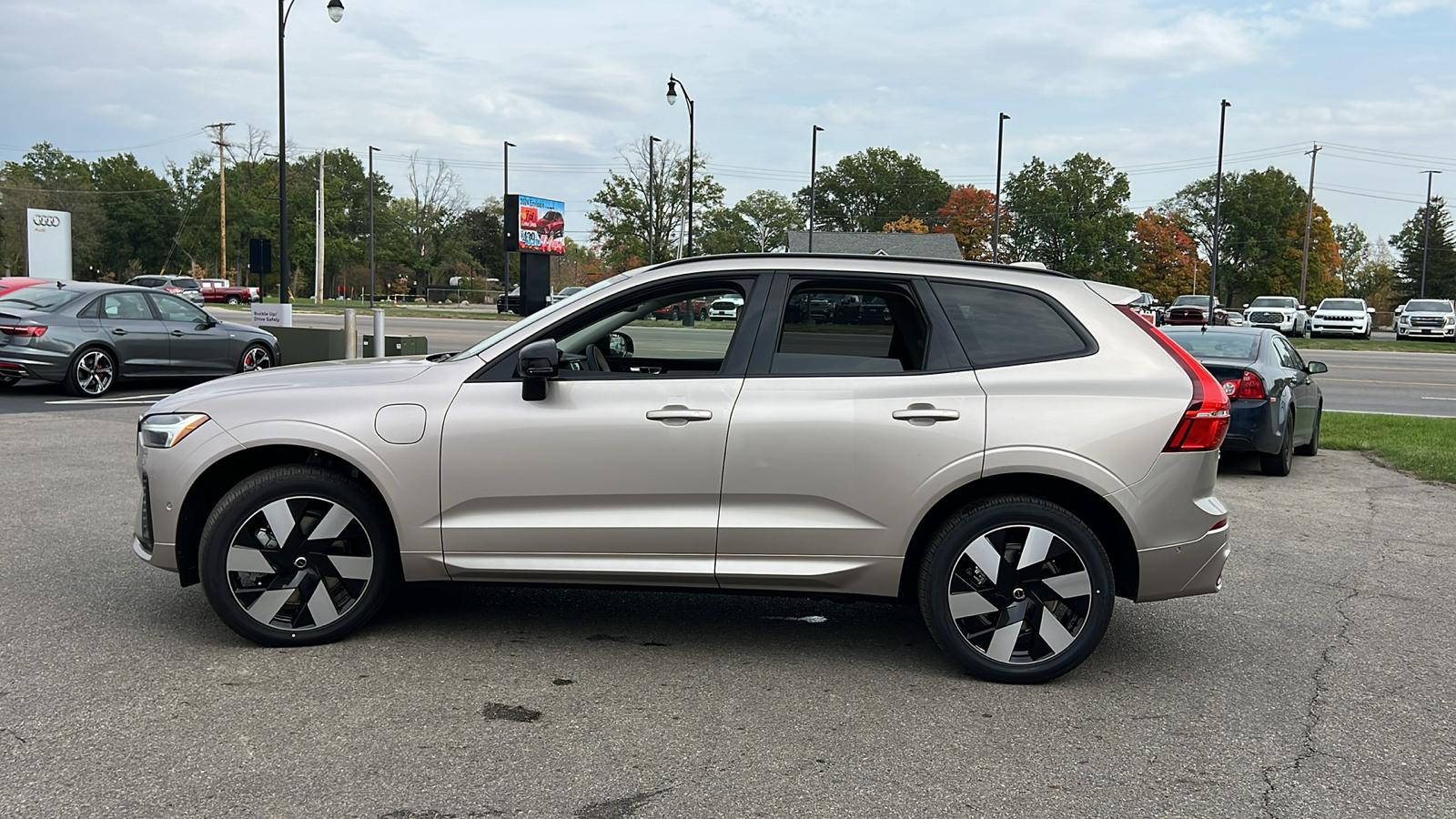 2025 Volvo XC60 Plug-In Hybrid T8 Plus 5