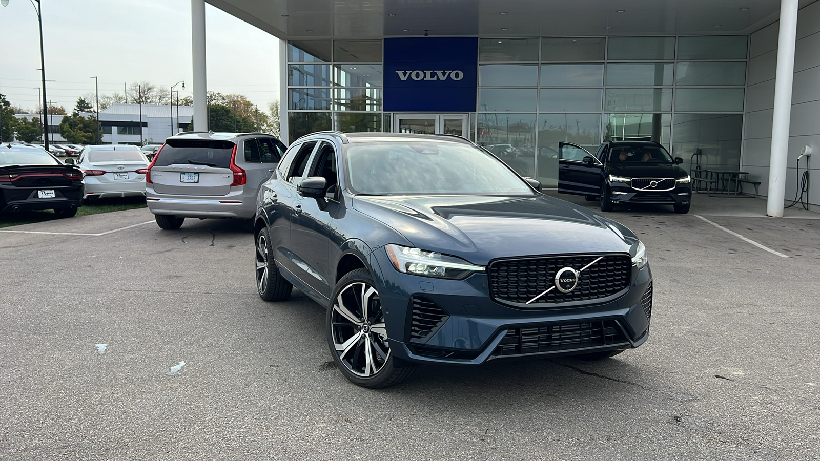 2025 Volvo XC60 Plug-In Hybrid  1