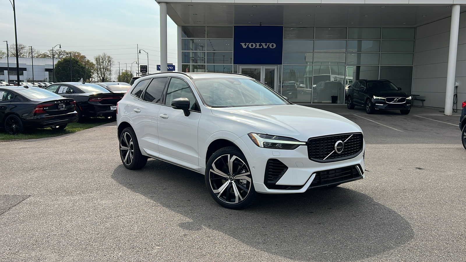 2025 Volvo XC60 Plug-In Hybrid  1