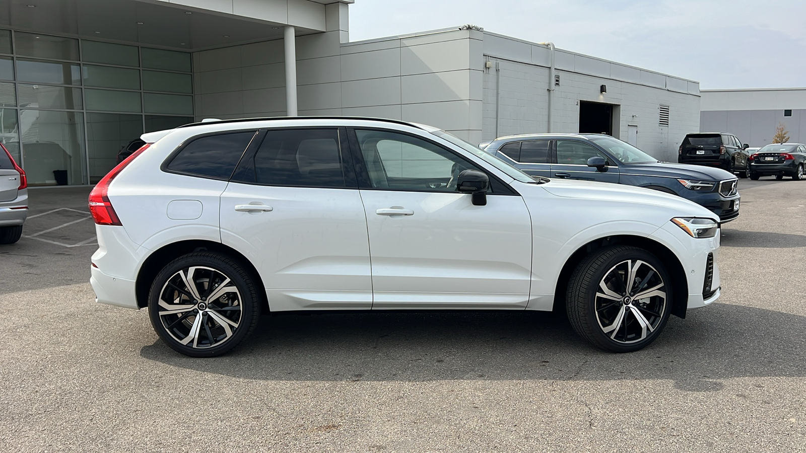 2025 Volvo XC60 Plug-In Hybrid  2