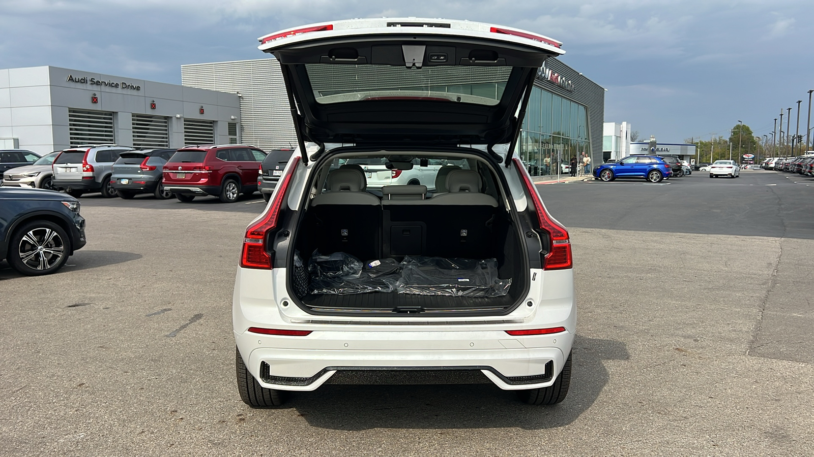 2025 Volvo XC60 Plug-In Hybrid  34