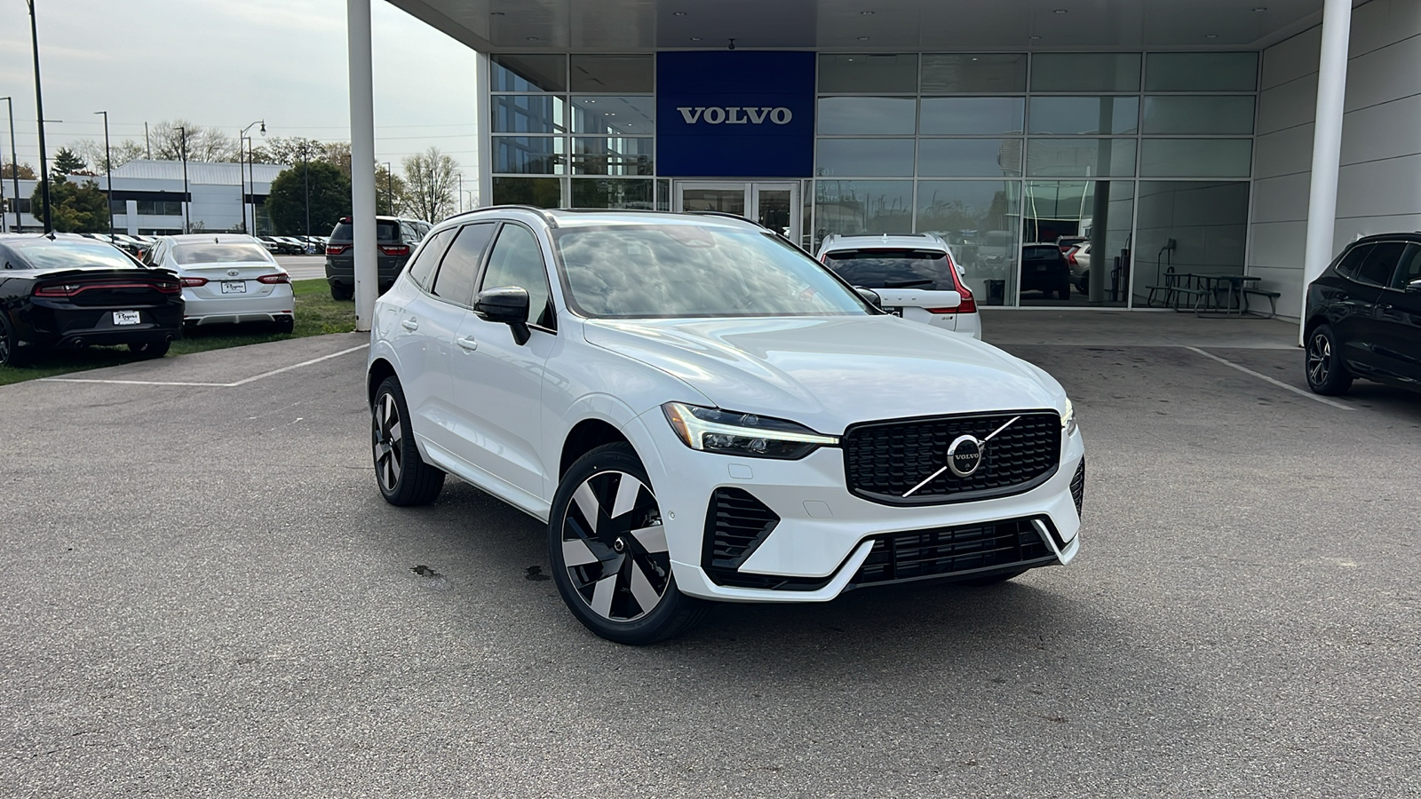 2025 Volvo XC60 Plug-In Hybrid T8 Plus 1