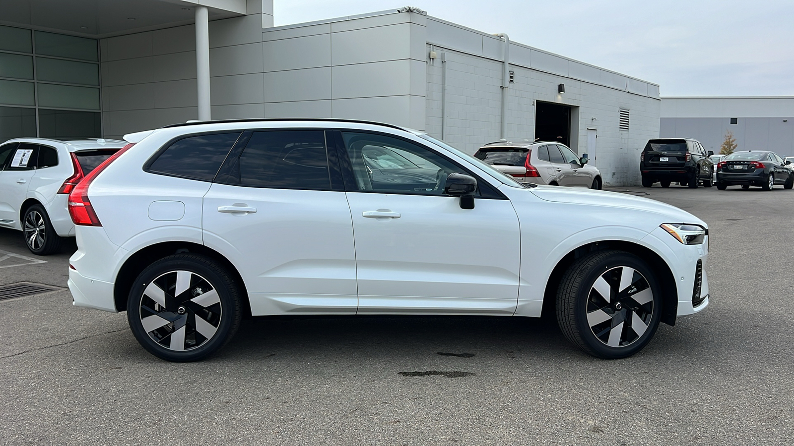 2025 Volvo XC60 Plug-In Hybrid T8 Plus 2