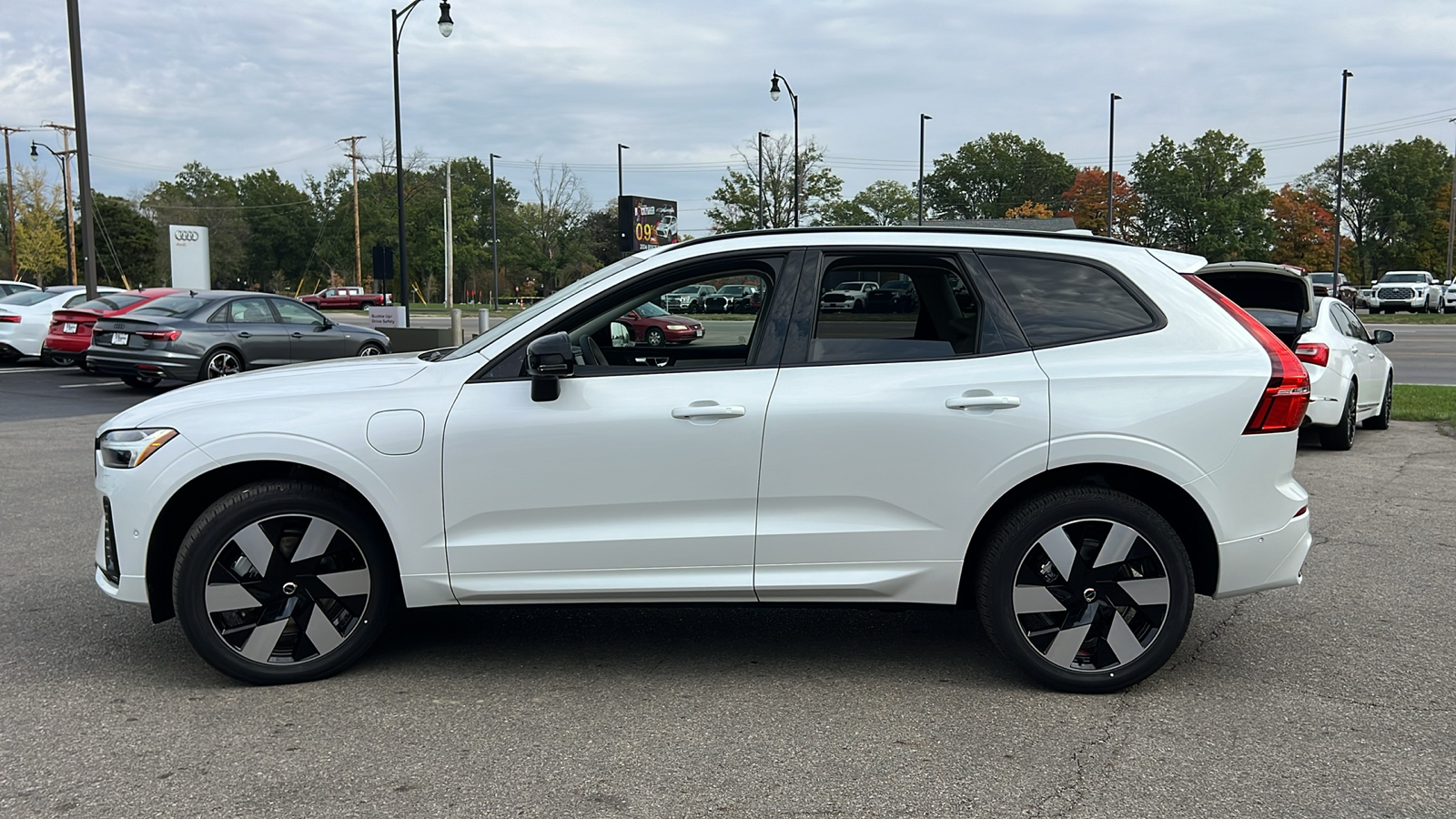 2025 Volvo XC60 Plug-In Hybrid T8 Plus 5