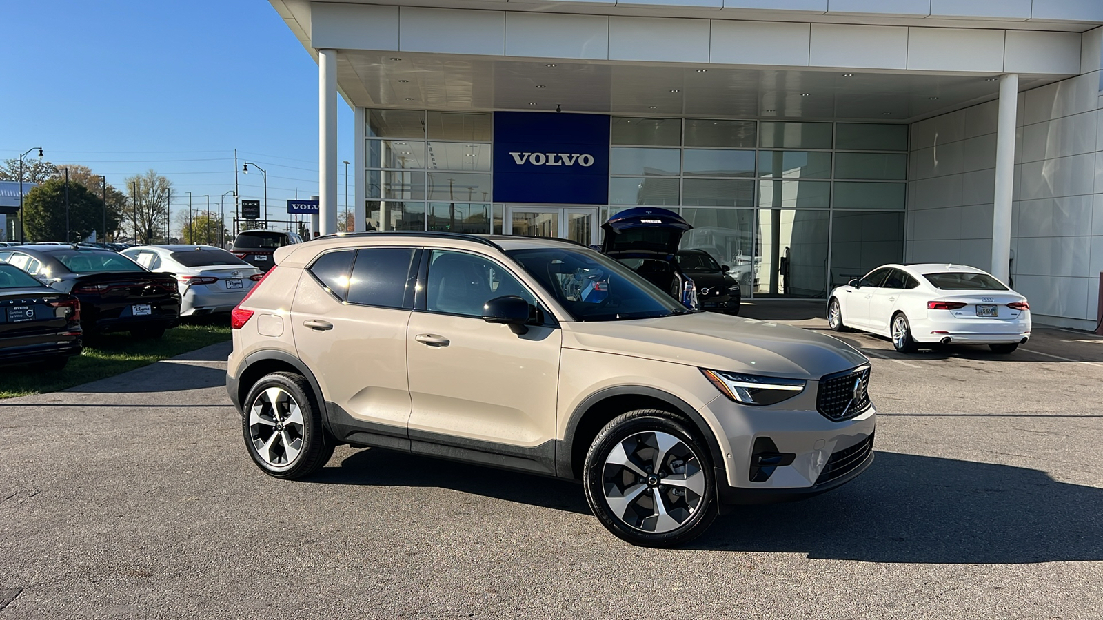 2025 Volvo XC40 B5 Plus Dark Theme 1