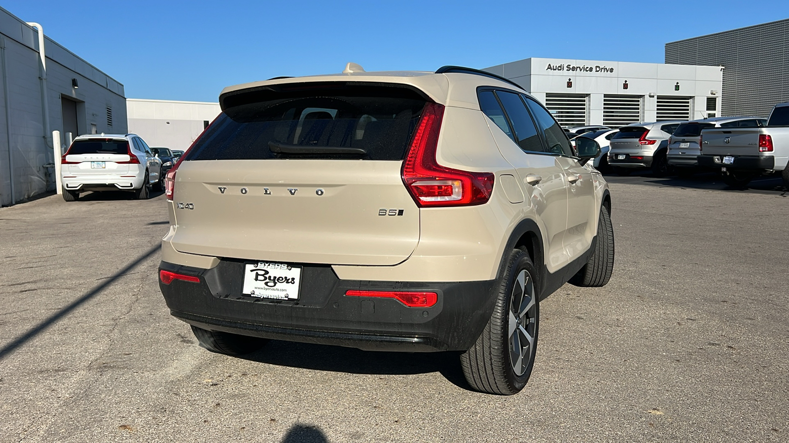 2025 Volvo XC40 B5 Plus Dark Theme 2