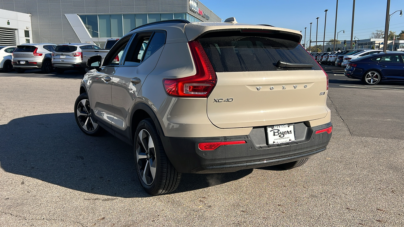 2025 Volvo XC40 B5 Plus Dark Theme 3