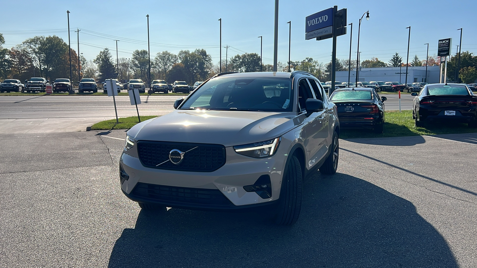 2025 Volvo XC40 B5 Plus Dark Theme 5