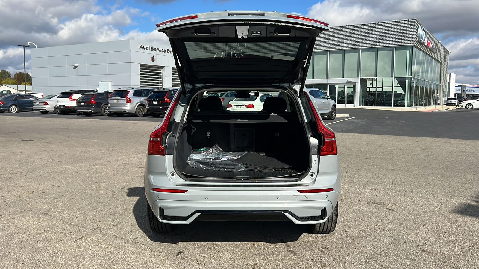 2025 Volvo XC60  33