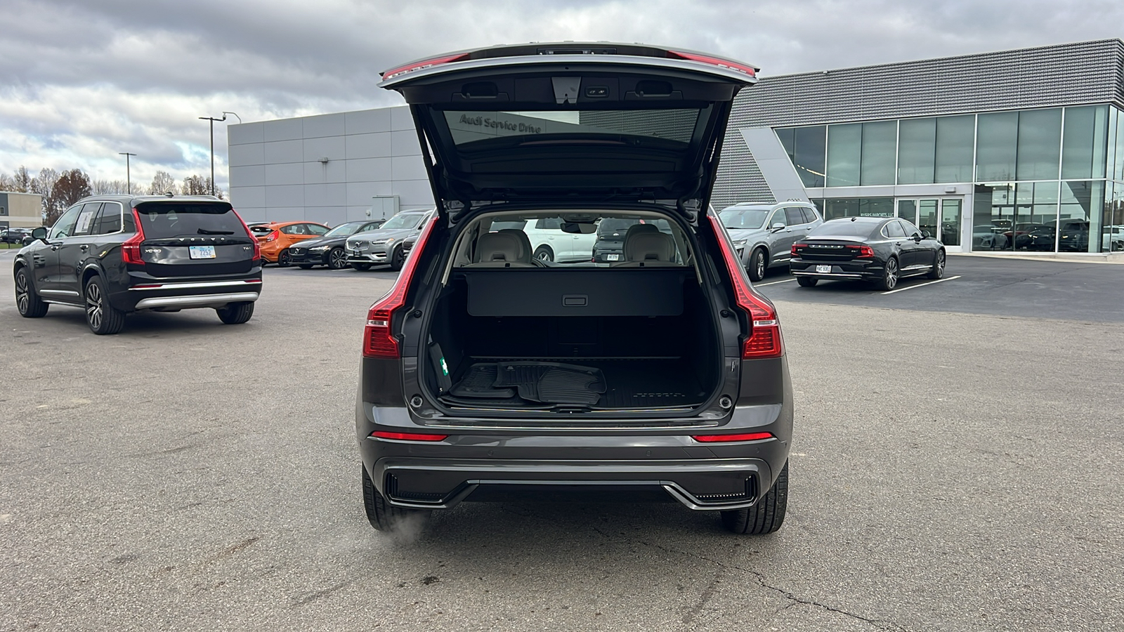 2025 Volvo XC60  33