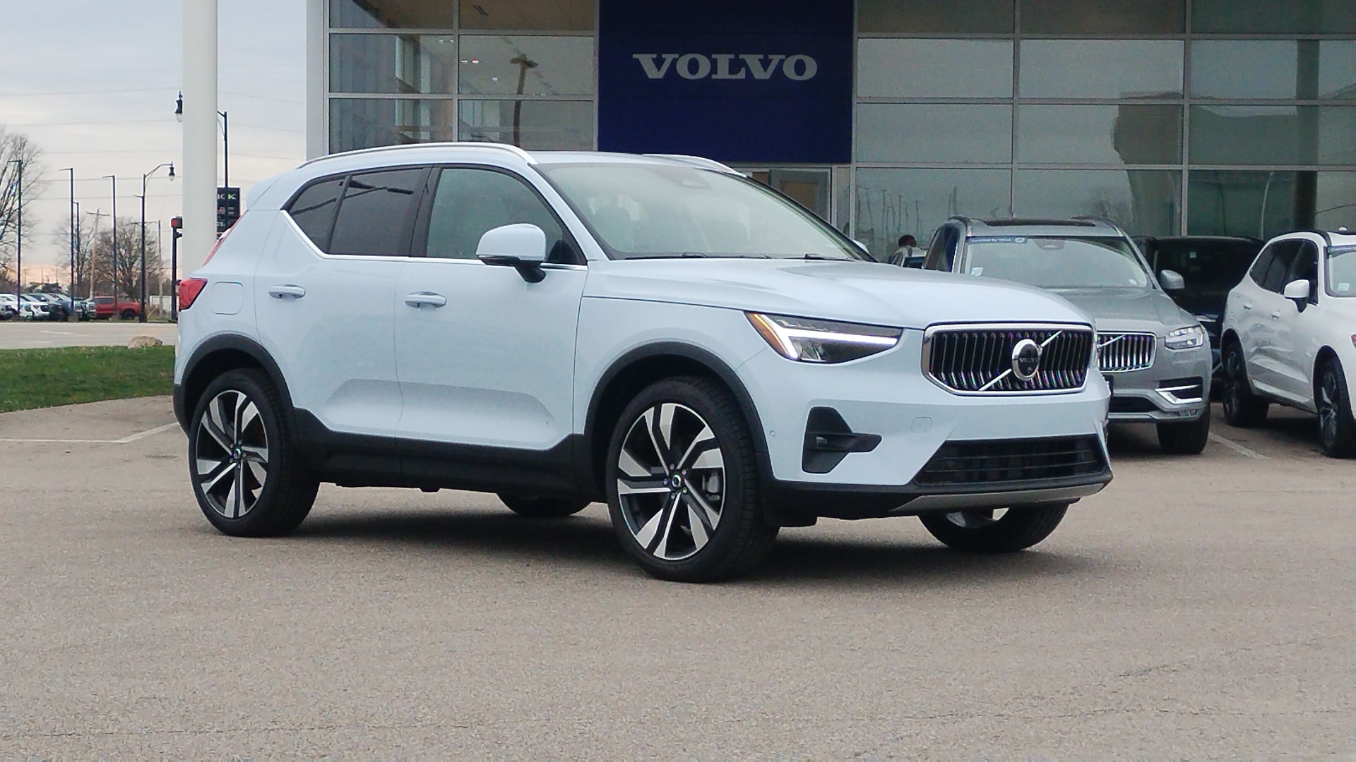 2025 Volvo XC40 B5 Plus Bright Theme 1