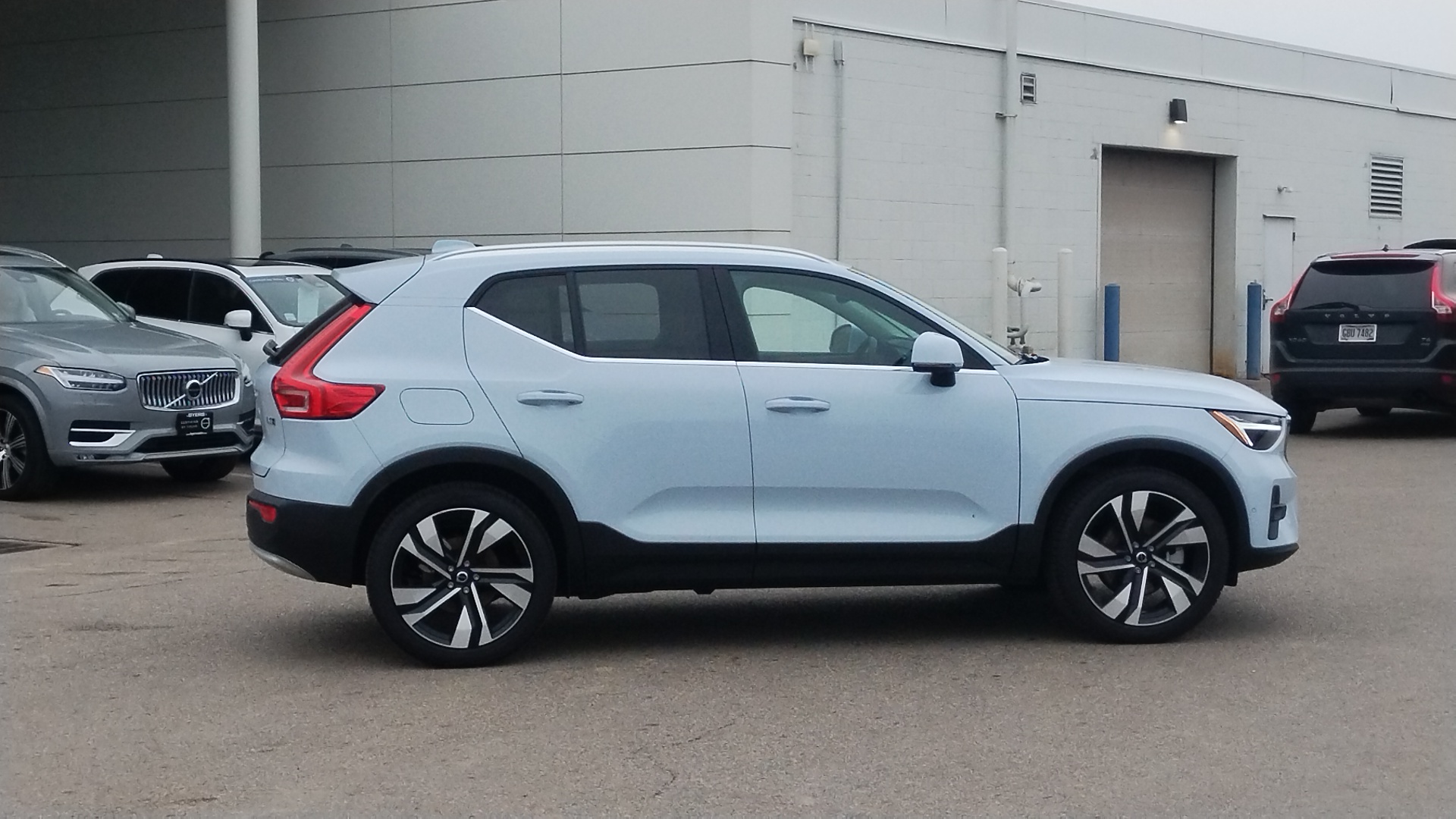 2025 Volvo XC40 B5 Plus Bright Theme 2