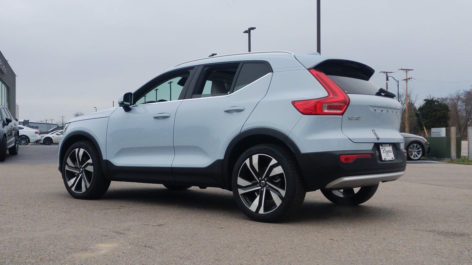 2025 Volvo XC40 B5 Plus Bright Theme 4