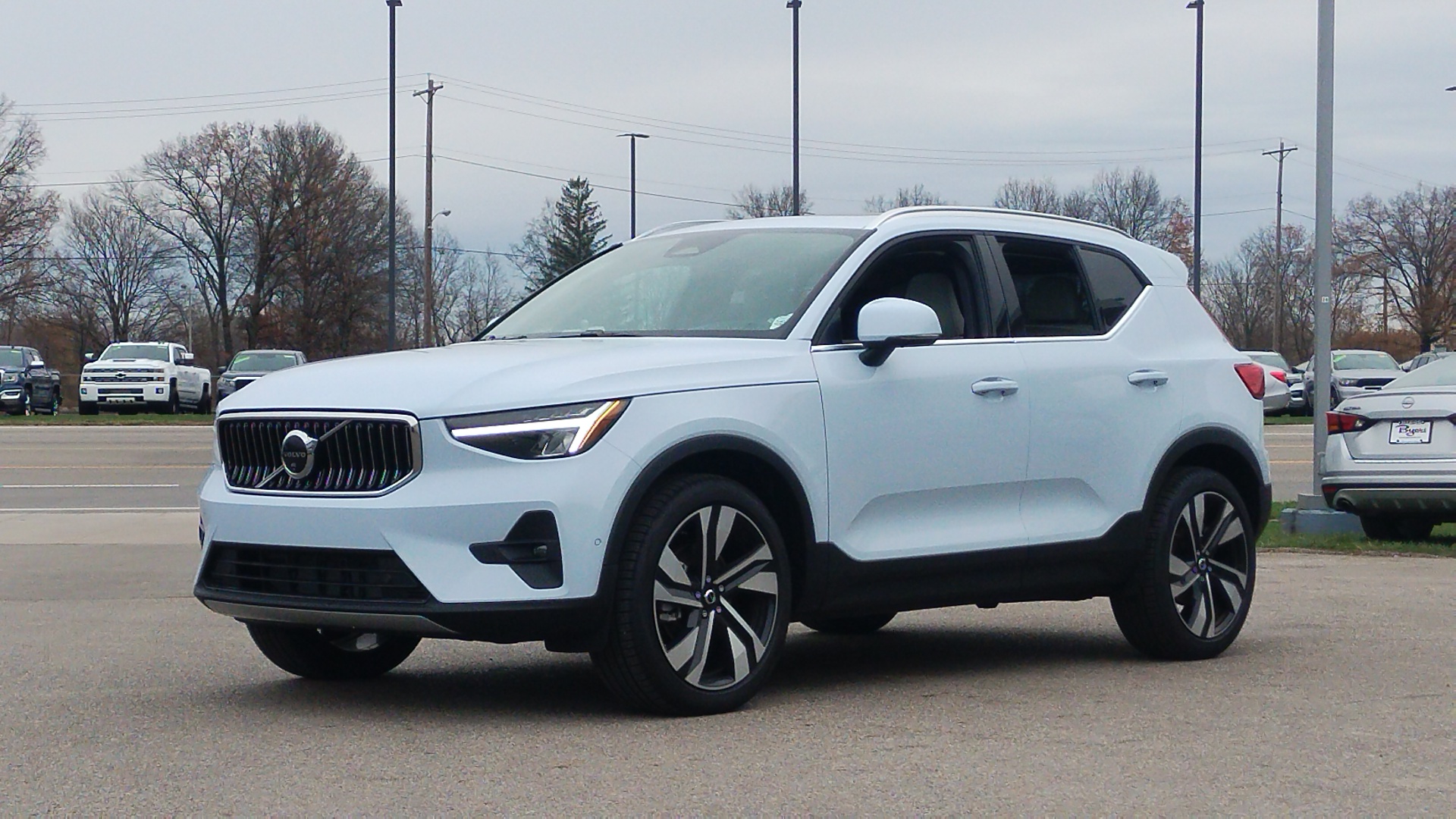 2025 Volvo XC40 B5 Plus Bright Theme 5