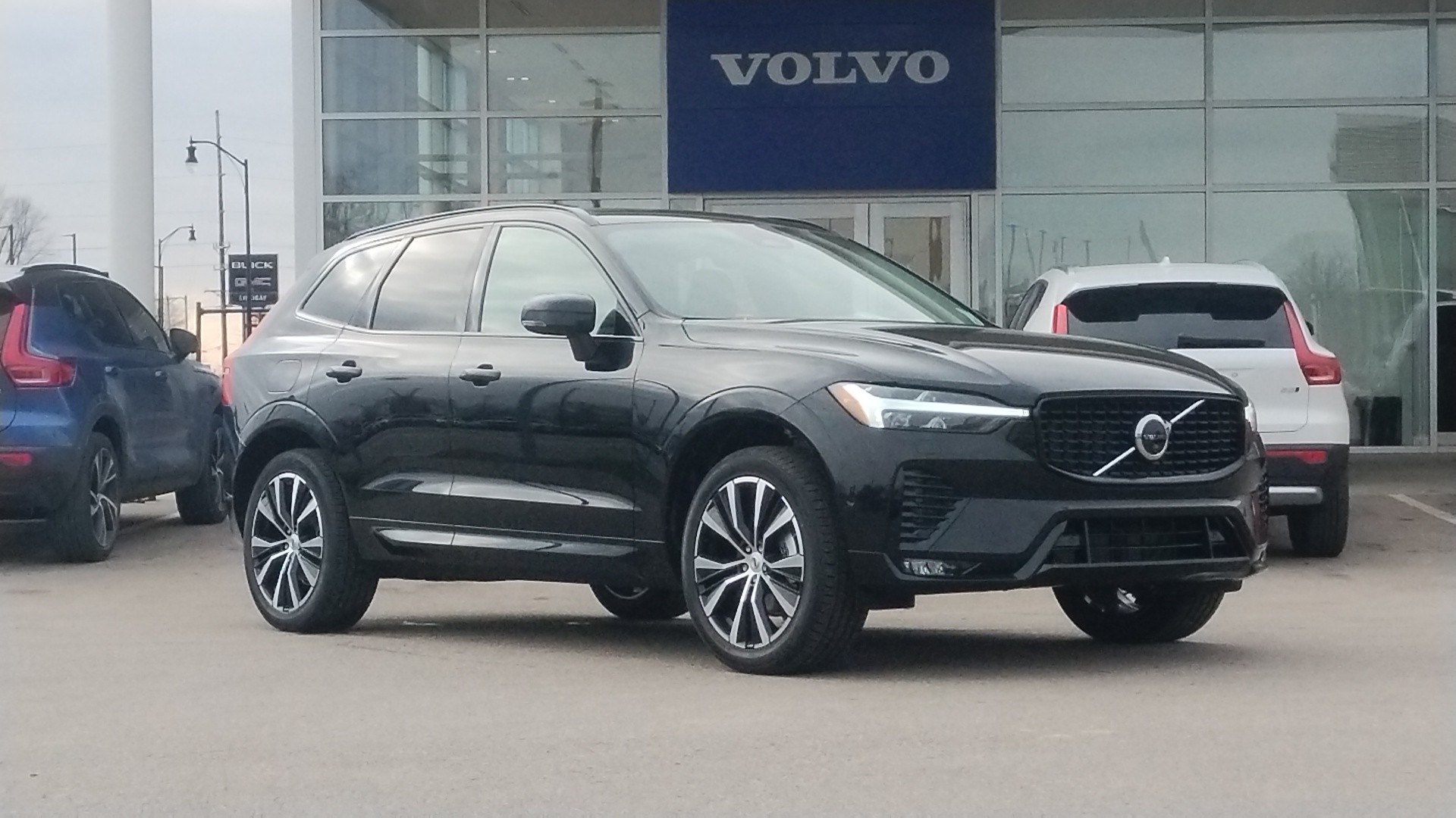 2025 Volvo XC60 B5 Plus Dark Theme 1