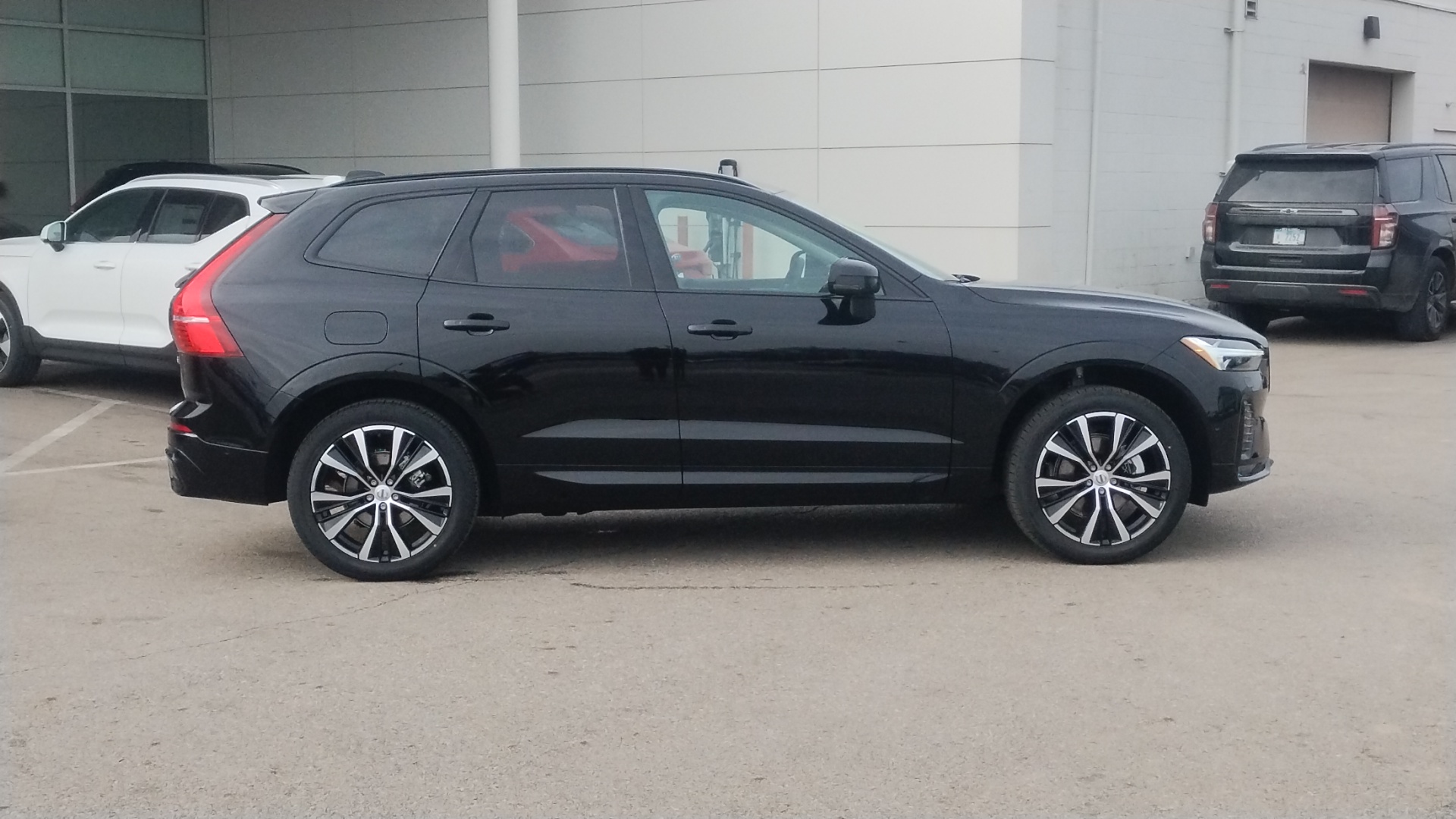 2025 Volvo XC60 B5 Plus Dark Theme 2