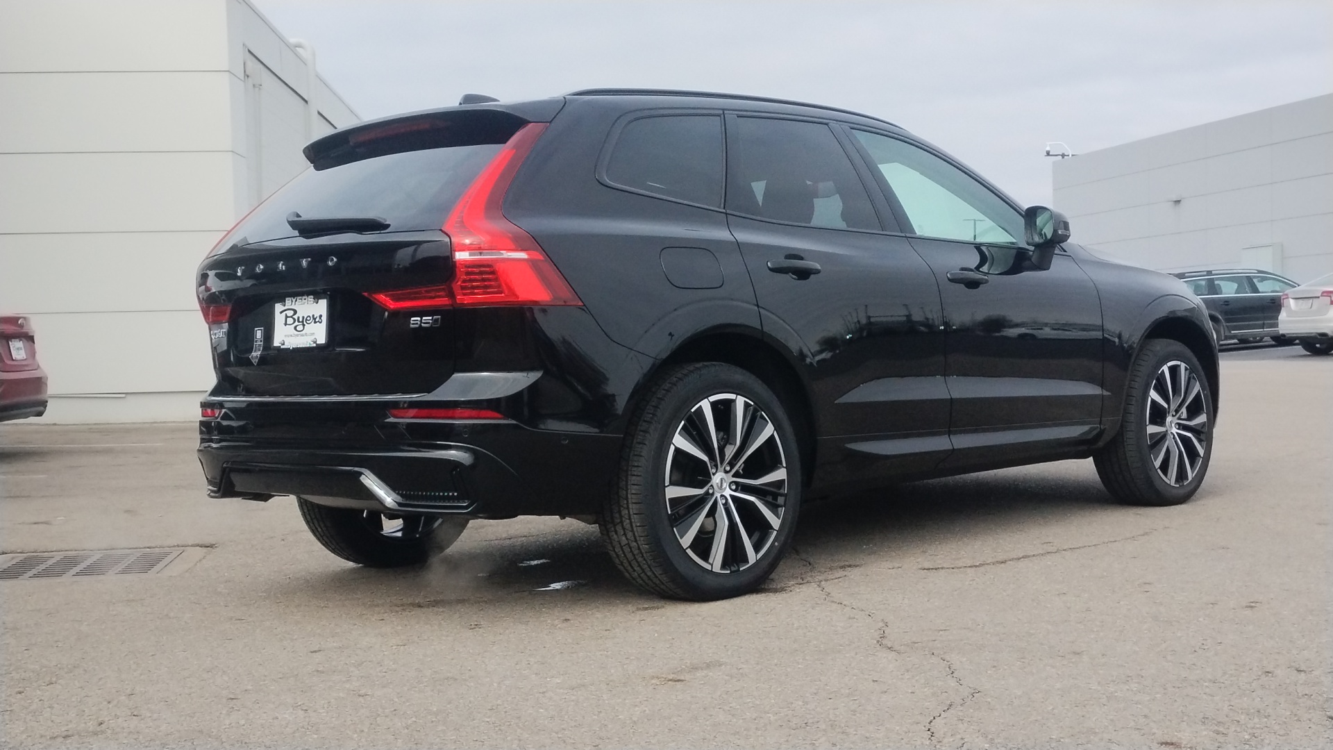 2025 Volvo XC60 B5 Plus Dark Theme 3