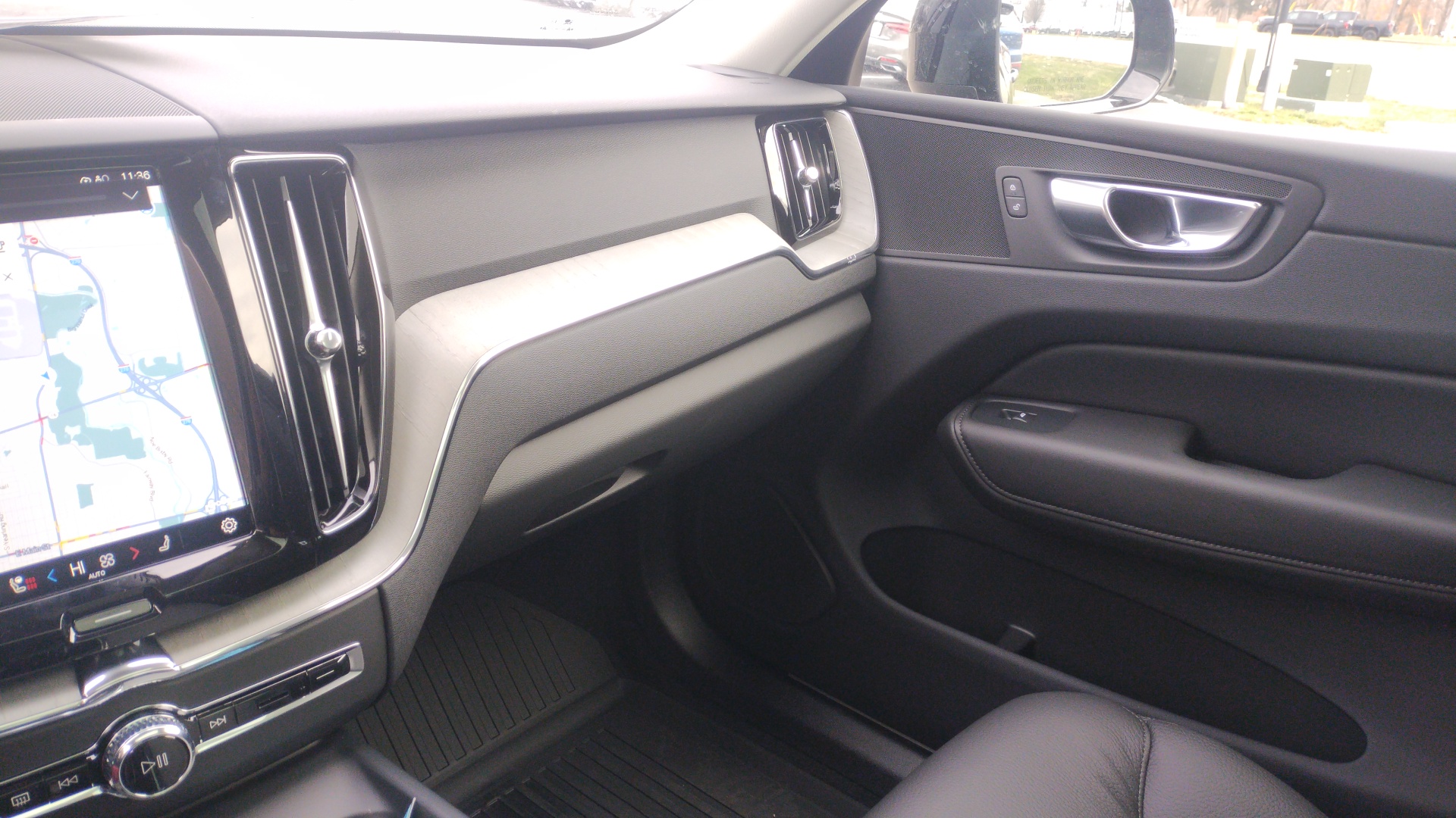 2025 Volvo XC60 B5 Plus Dark Theme 24