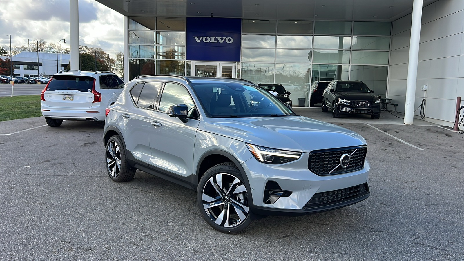 2025 Volvo XC40 B5 Plus Dark Theme 1