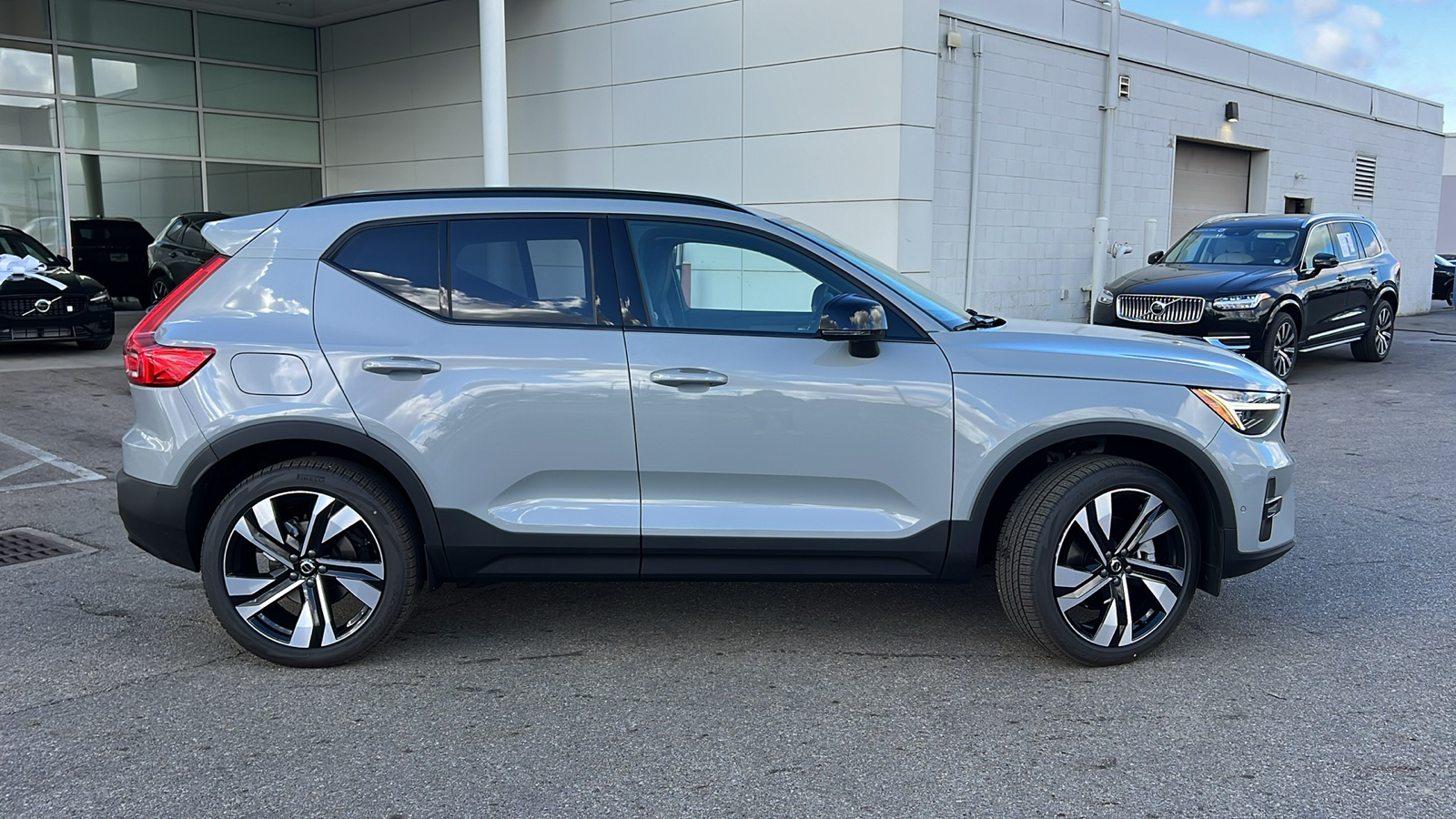 2025 Volvo XC40 B5 Plus Dark Theme 2