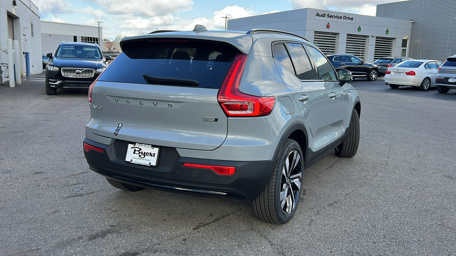 2025 Volvo XC40 B5 Plus Dark Theme 3