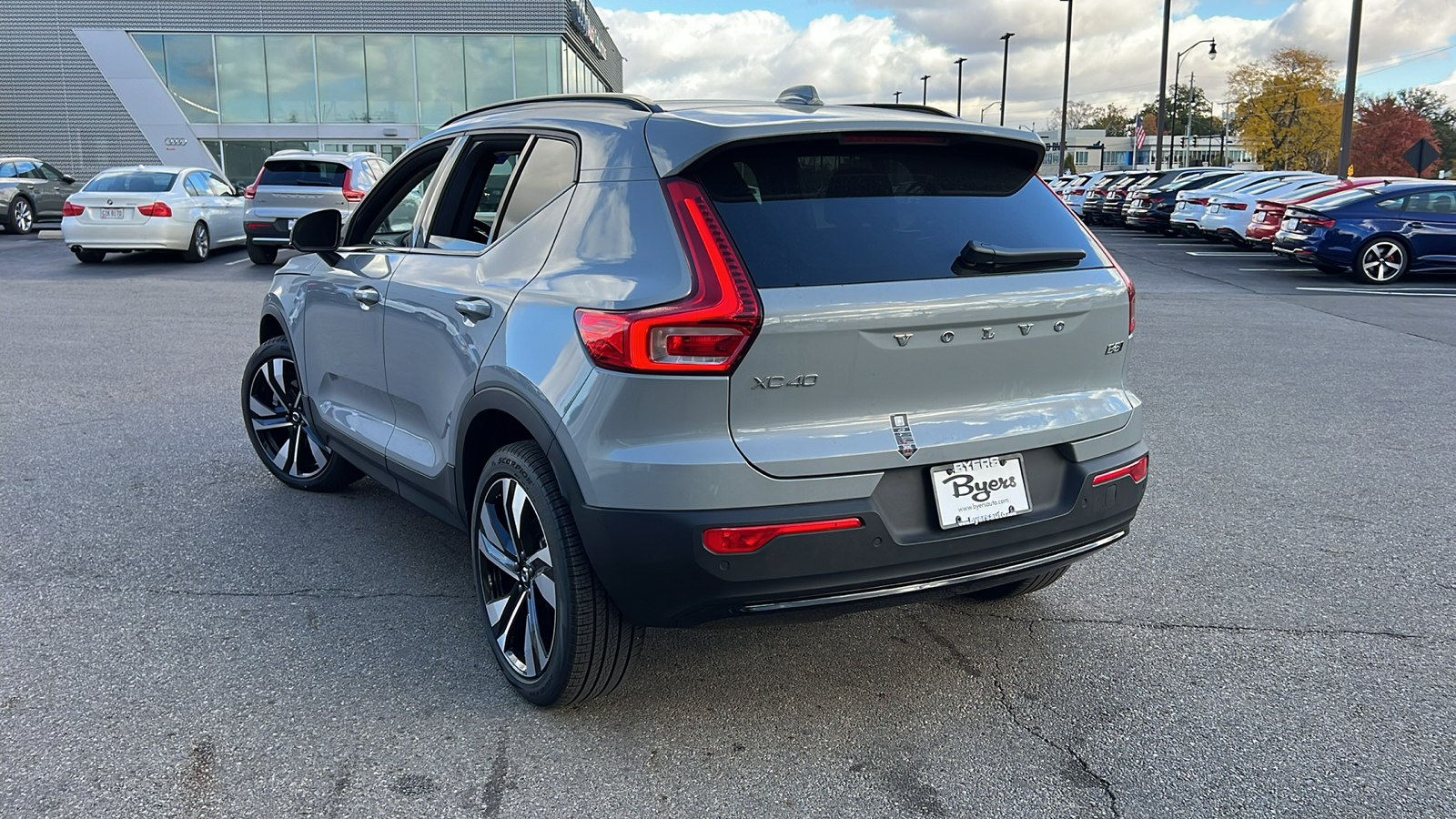 2025 Volvo XC40 B5 Plus Dark Theme 4