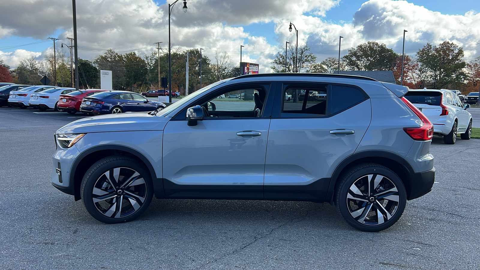 2025 Volvo XC40 B5 Plus Dark Theme 5