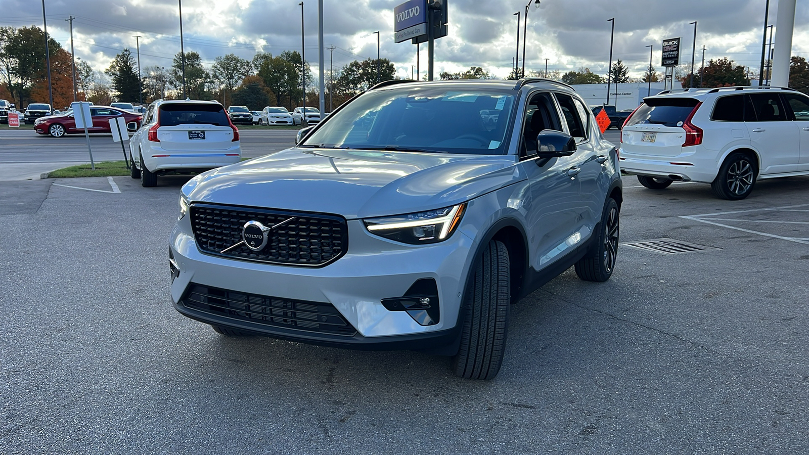 2025 Volvo XC40 B5 Plus Dark Theme 6