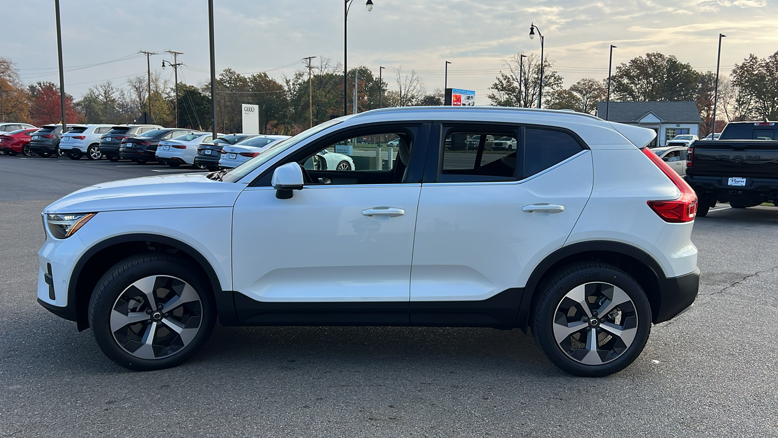 2025 Volvo XC40 B5 Plus Bright Theme 5