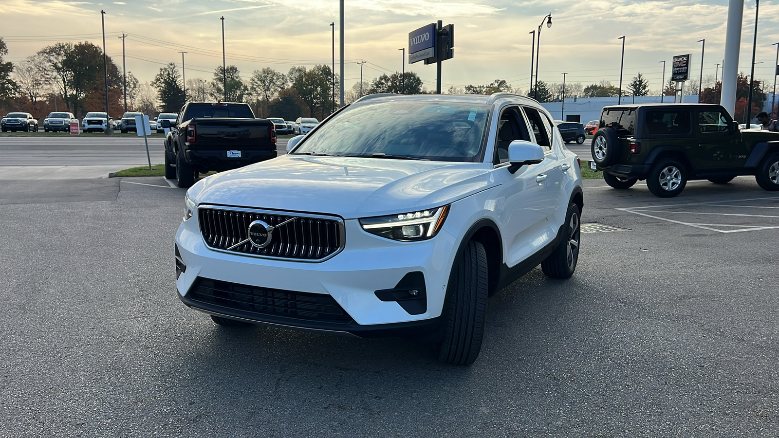 2025 Volvo XC40 B5 Plus Bright Theme 6