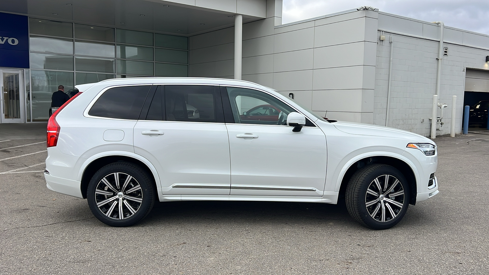 2025 Volvo XC90 B5 Core 2