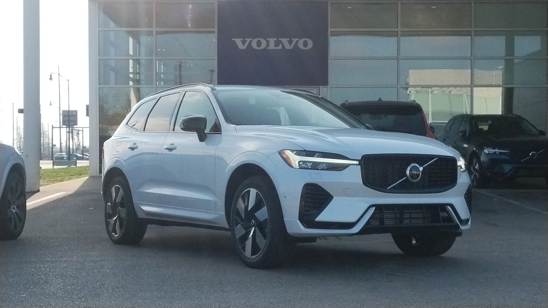 2025 Volvo XC60 Plug-In Hybrid T8 Plus 1