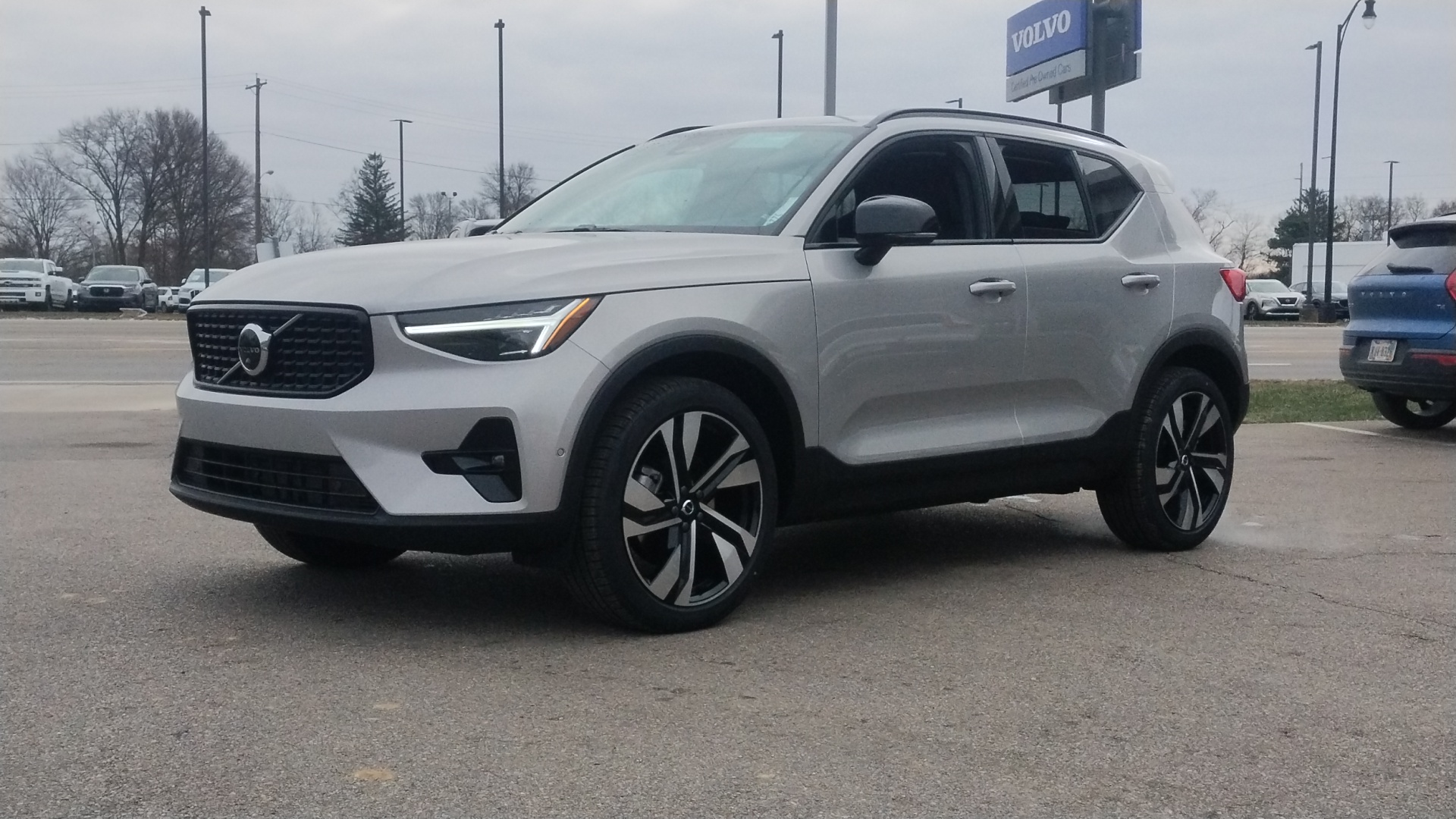 2025 Volvo XC40  5