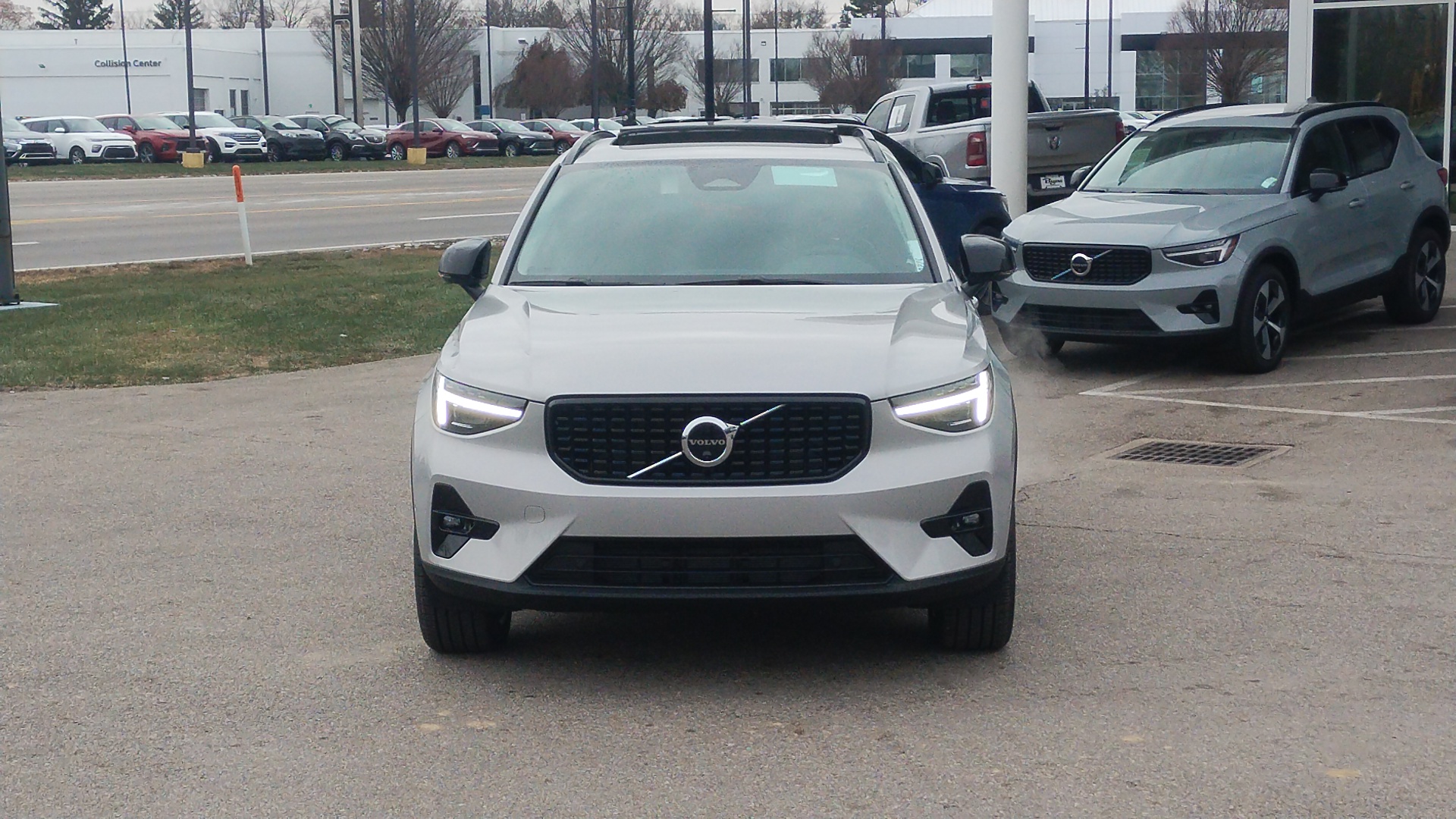 2025 Volvo XC40  33