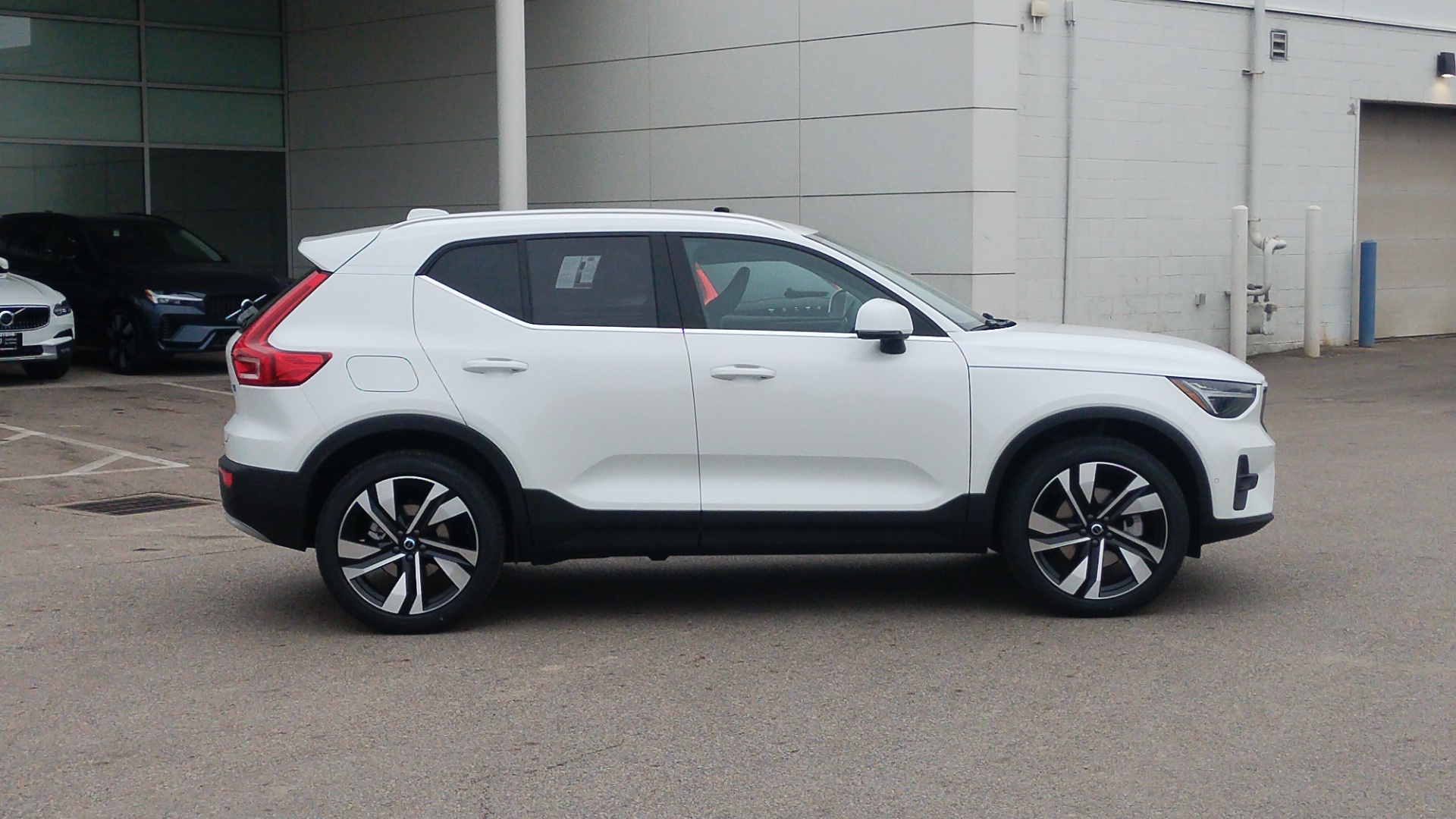 2025 Volvo XC40  2