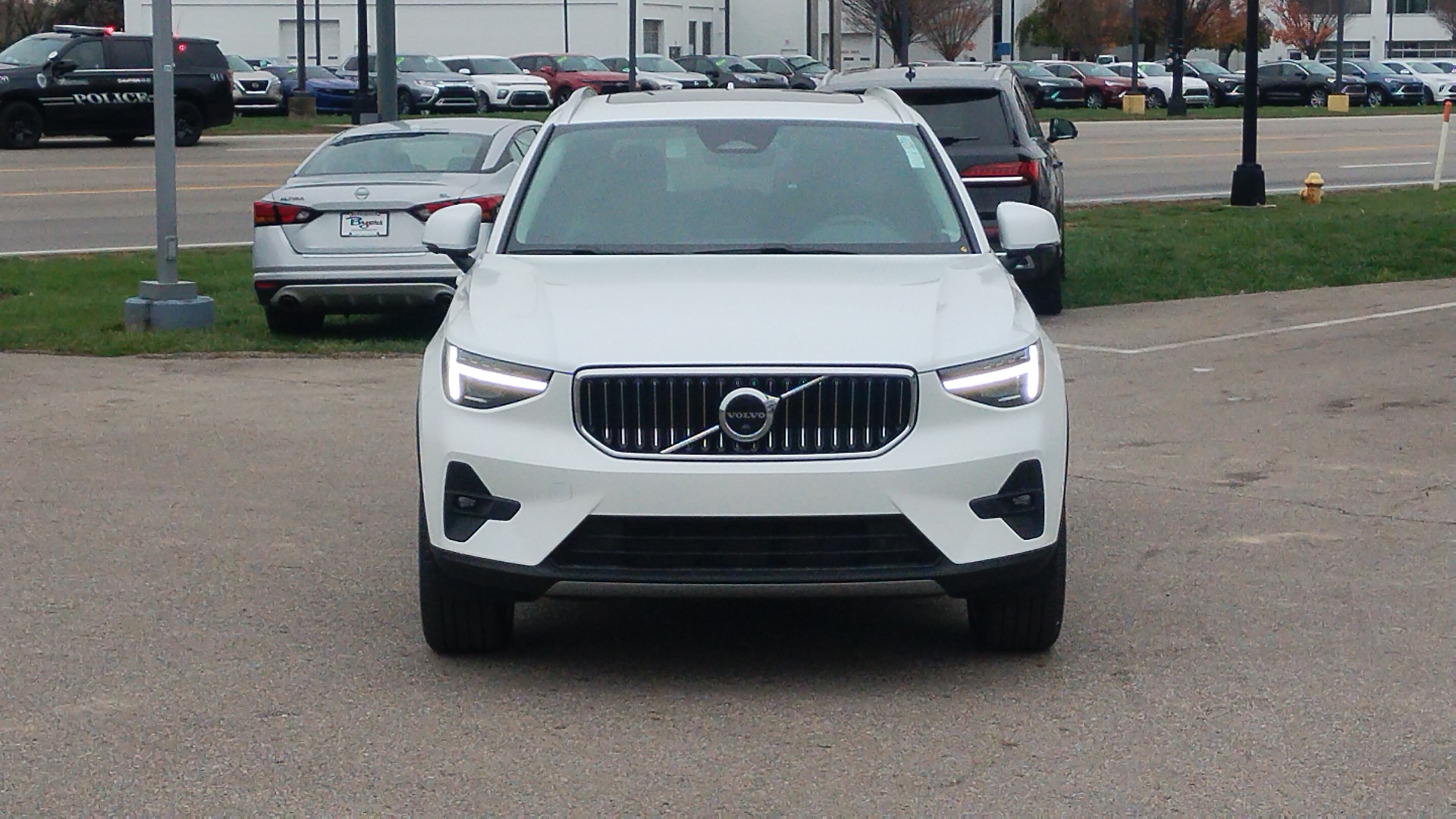 2025 Volvo XC40  36