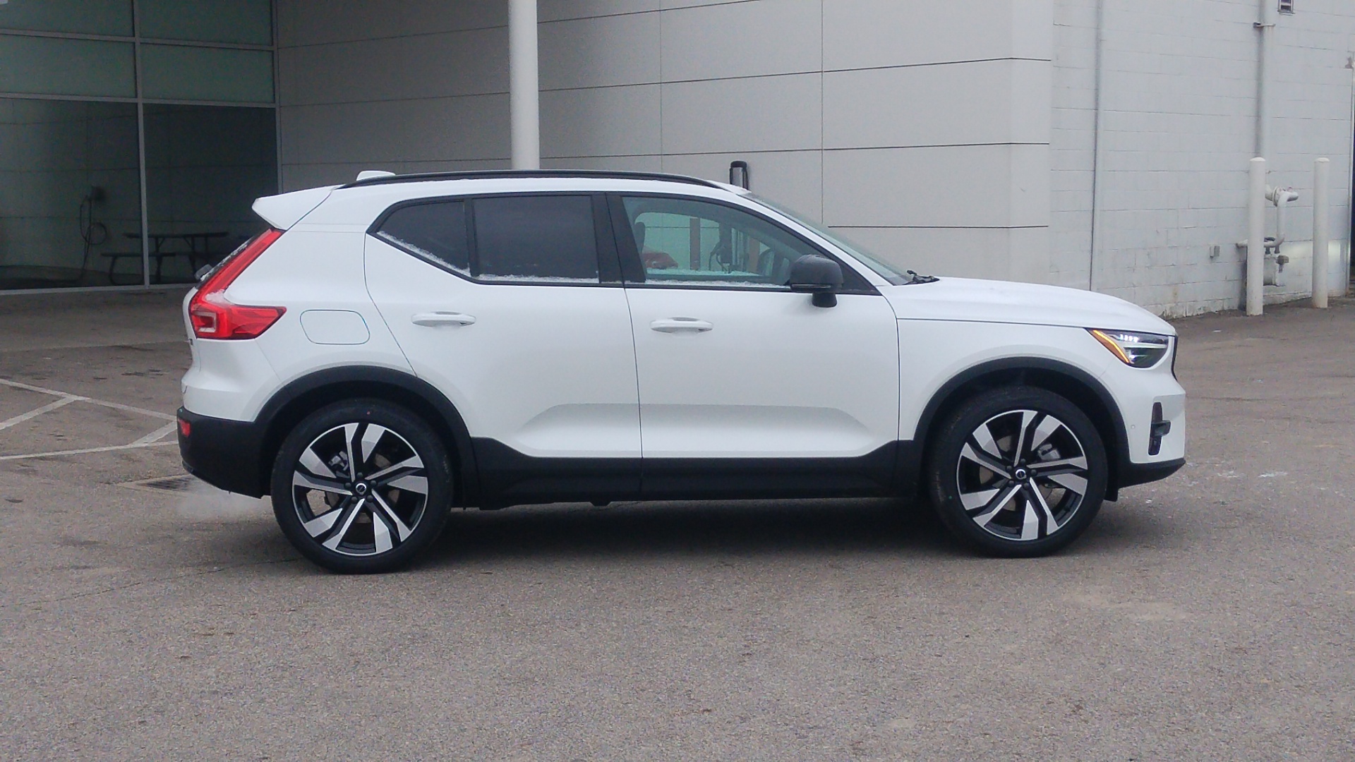 2025 Volvo XC40  2