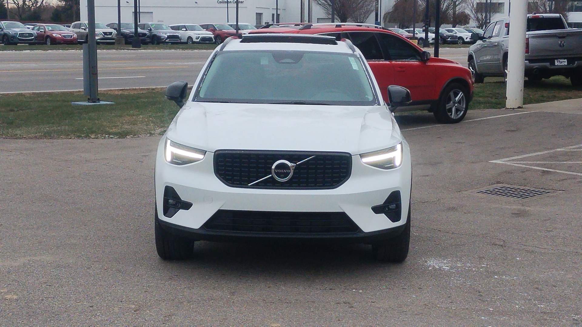 2025 Volvo XC40  36