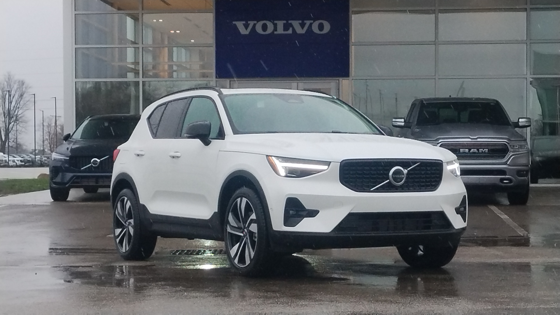 2025 Volvo XC40 B5 Plus Dark Theme 1