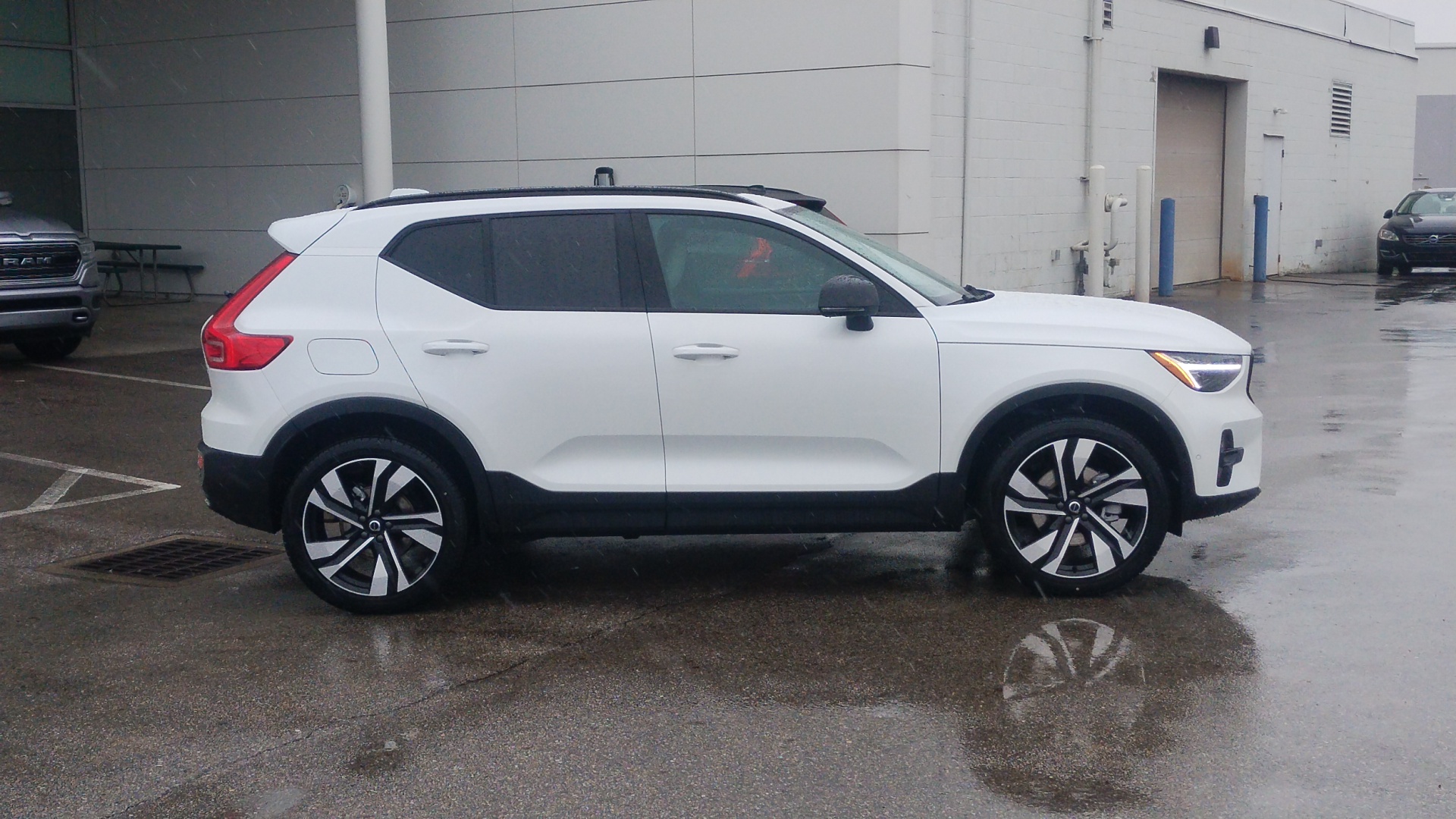 2025 Volvo XC40 B5 Plus Dark Theme 2