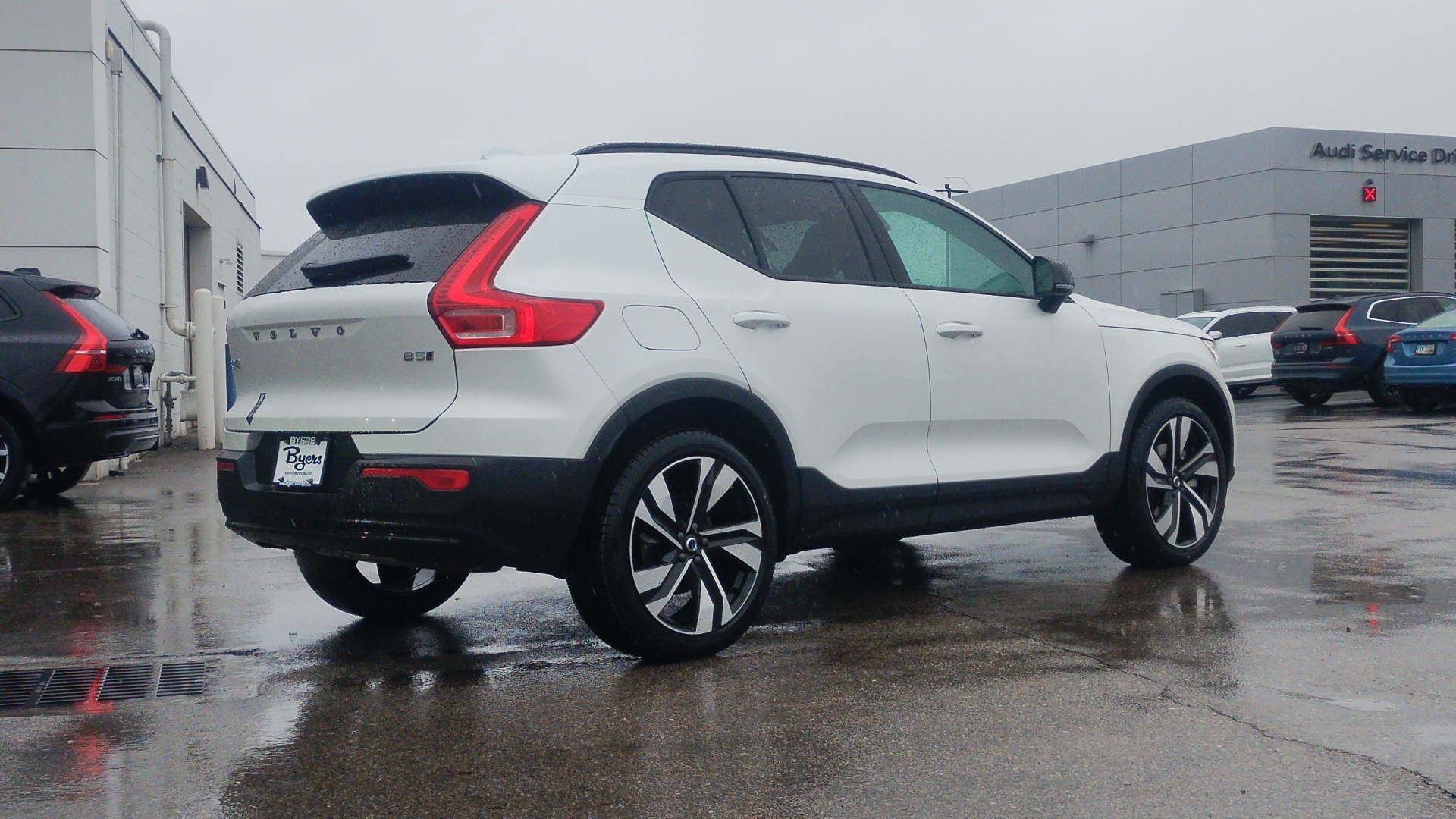 2025 Volvo XC40 B5 Plus Dark Theme 3