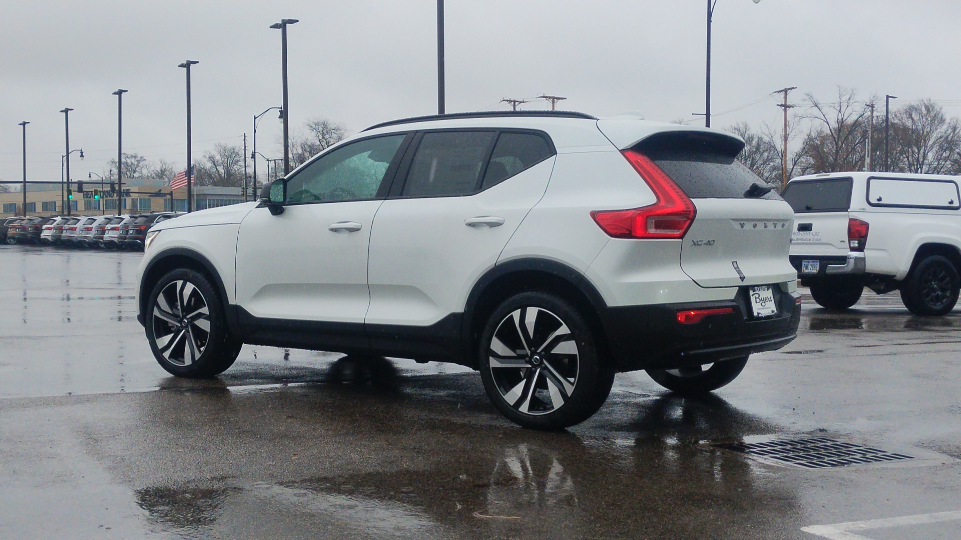 2025 Volvo XC40 B5 Plus Dark Theme 4