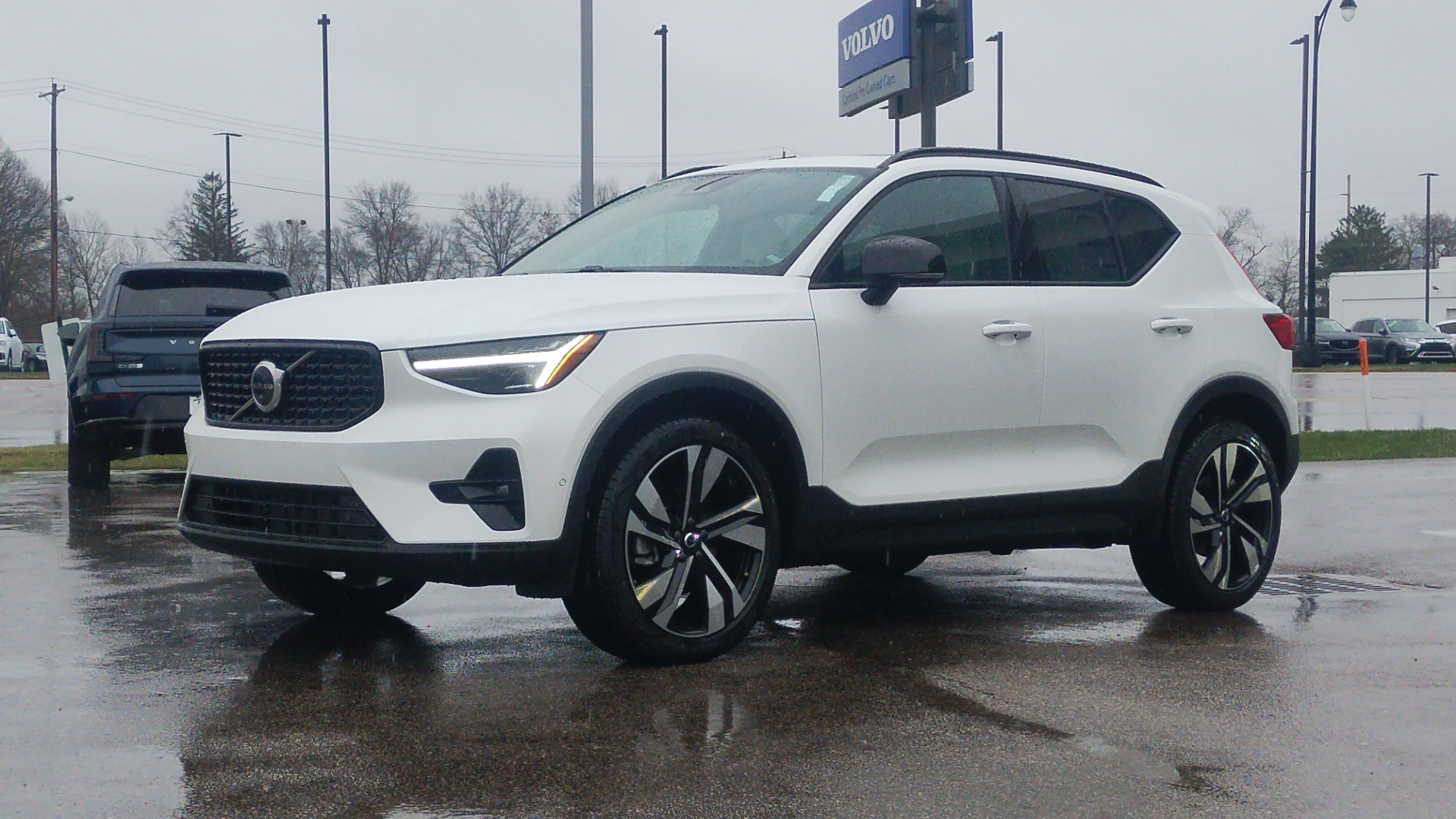 2025 Volvo XC40 B5 Plus Dark Theme 5