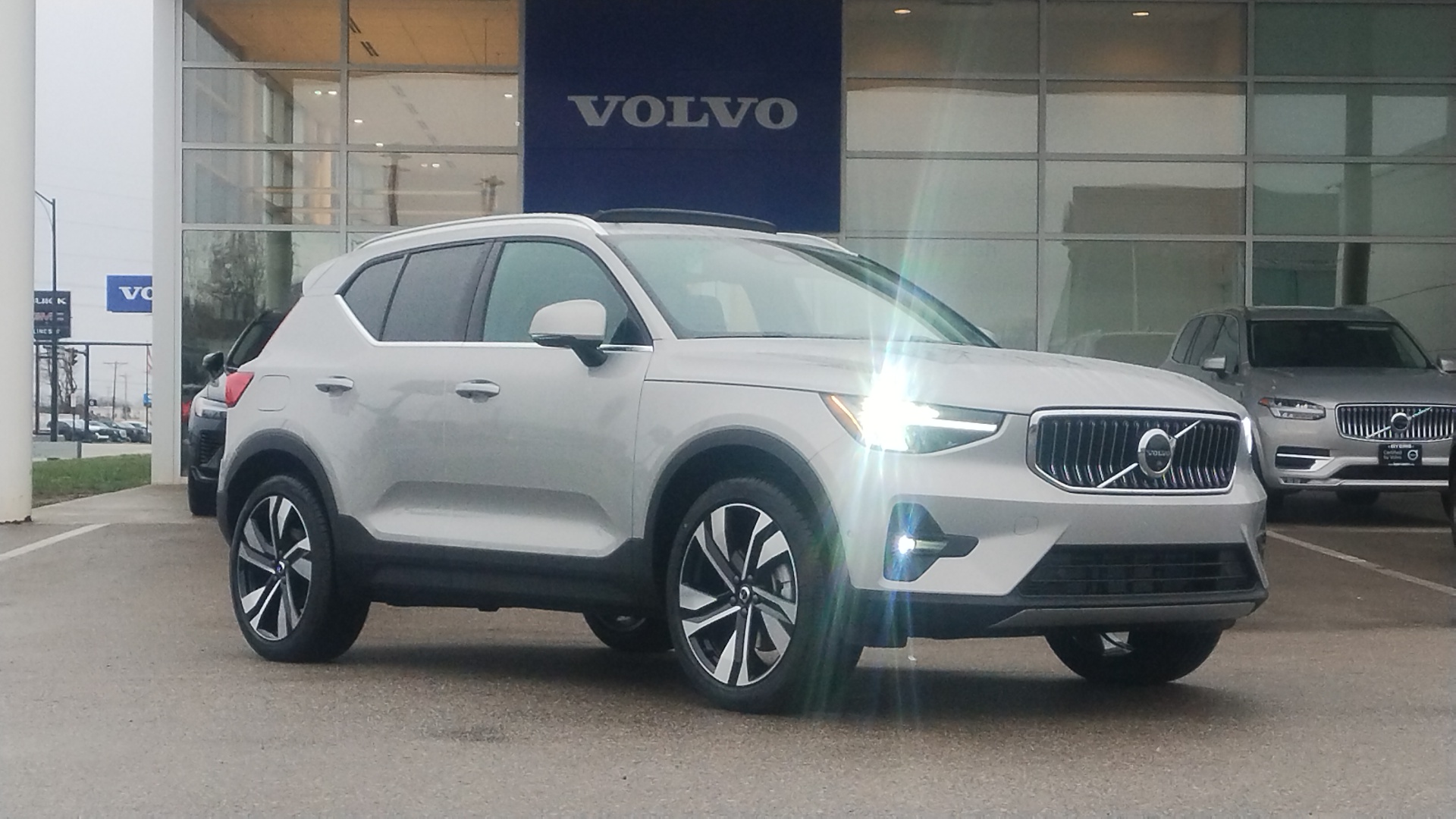 2025 Volvo XC40 B5 Plus Bright Theme 1